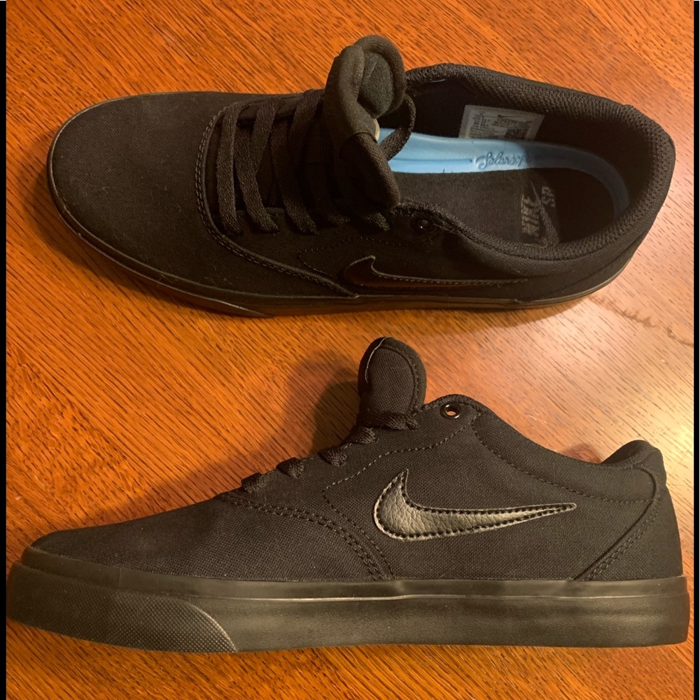 Nike SB Charge Men’s 9 NEW